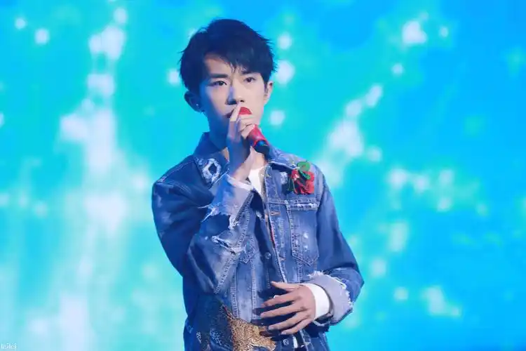 易烊千玺新闻171212千玺亮相双十二活动唱萤火点燃开场气氛