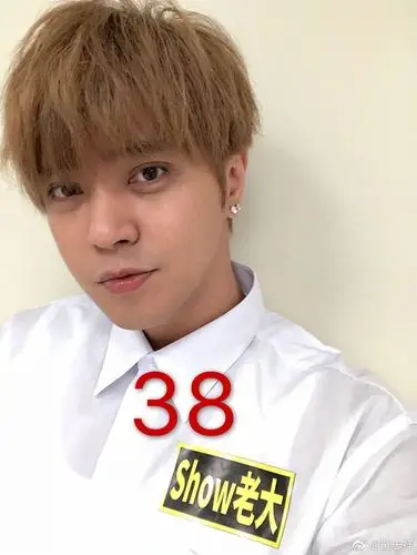 所以罗志祥割了个双眼皮?