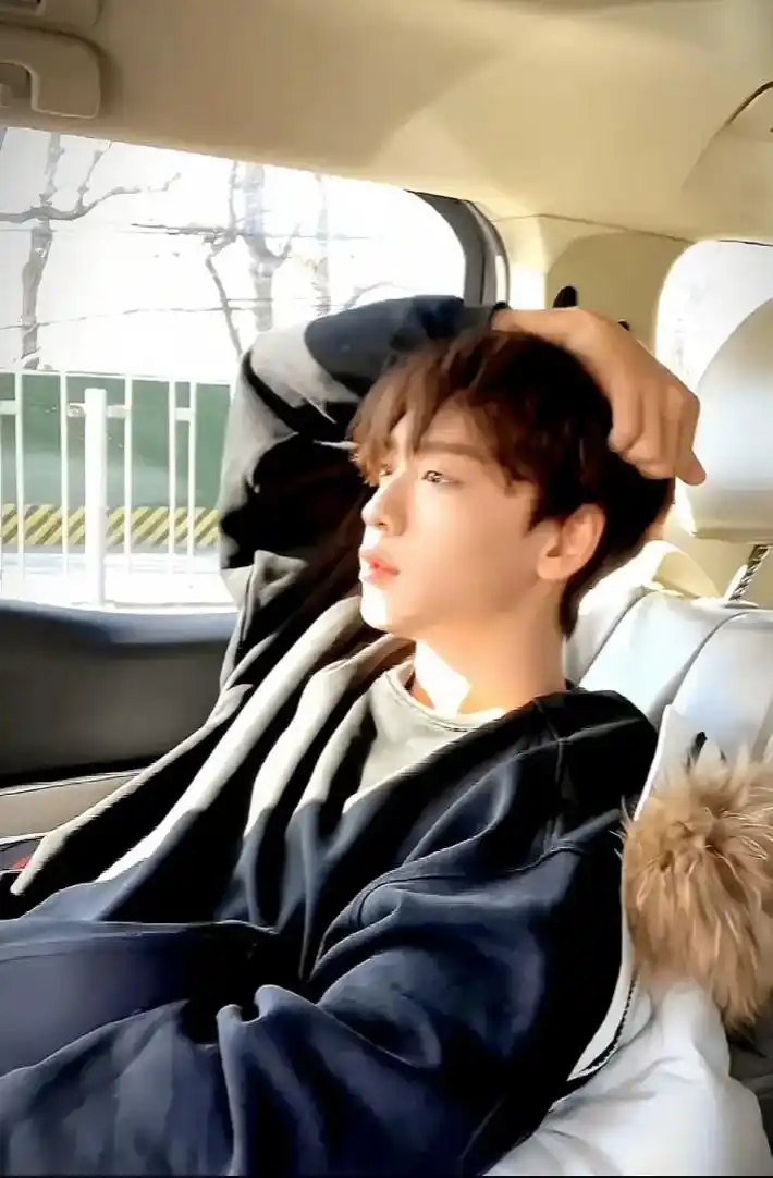 余景天这几张图真的很适合当 #男头  #安利 #春天 #少 - 抖音