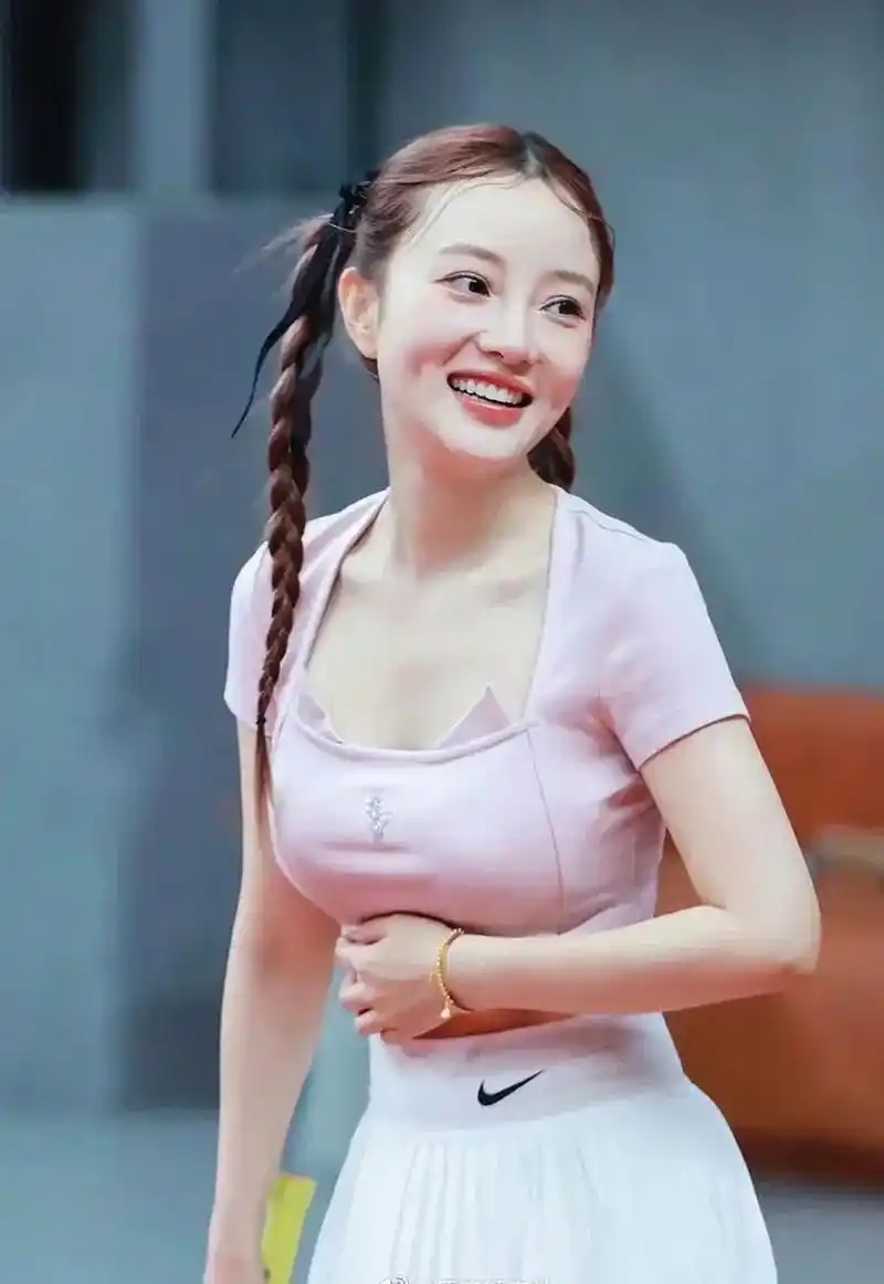 李小璐离婚后整个人变得年轻娇嫩了,有人说她81年的,不可思议,不去