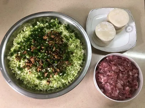 准备材料,包心菜,葱,猪肉,香菇,饺子皮