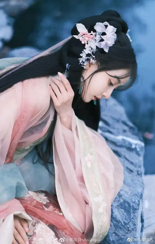 姜贞羽双草芬芳时端午节随拍来咯美目流转