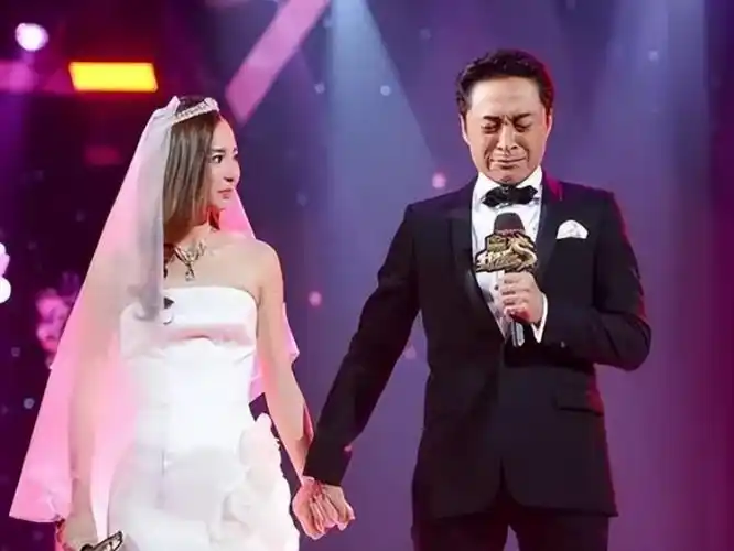 她清纯漂亮事业上升期嫁大21岁老公十年生一对儿子后突然离婚