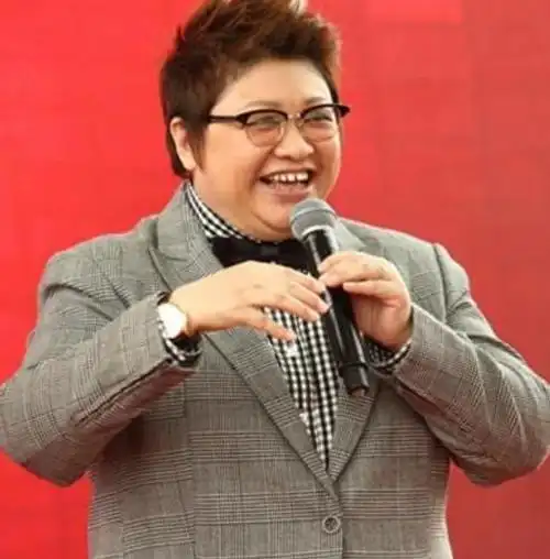 49岁韩红暴瘦40斤!春晚表演撑不住西装,采访透露瘦身秘籍_腾讯新闻