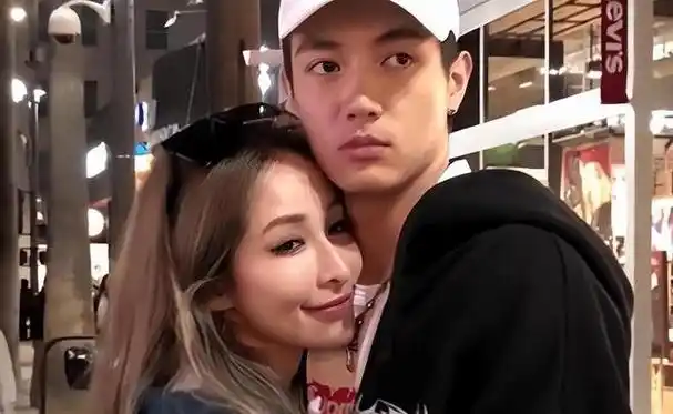 萧亚轩前男友黄皓官宣当爸手握婴儿小脚秀幸福结婚才半年多