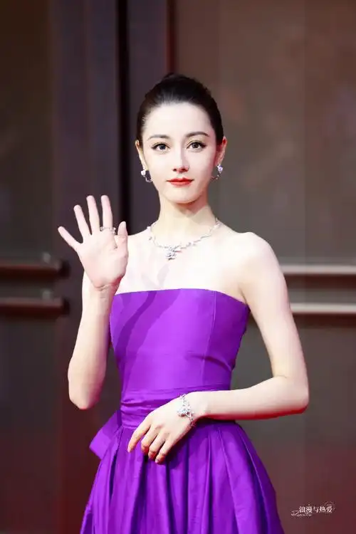 玫瑰项链完美点缀精致锁骨,如钻石般发光的美貌96#迪丽热巴蝴蝶骨好