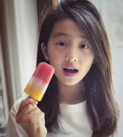 戚薇李承铉带女儿出街,5岁lucky红发太抢镜,比黄多多还时尚_lucky