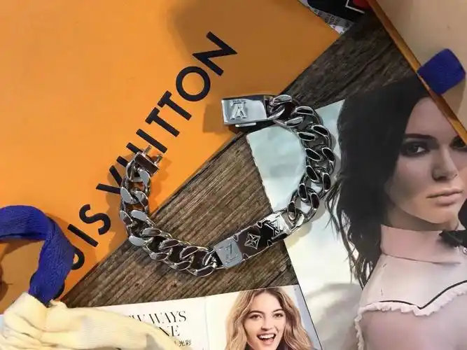 lv弯牌钛钢手链