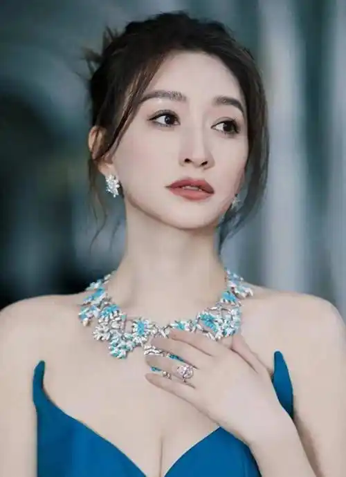 机场偶遇李小冉,本人真美呀!又白又瘦,47岁看着比27的还年轻!