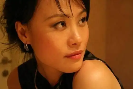 看了邬君梅年轻时的照片才明白为啥她这么受外国男星欢迎