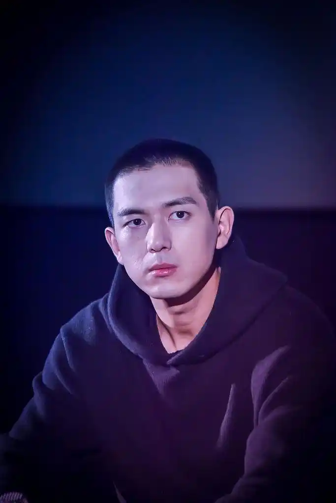 李现全新板寸造型上线气质冷峻 直视镜头眼神撩人帅翻天