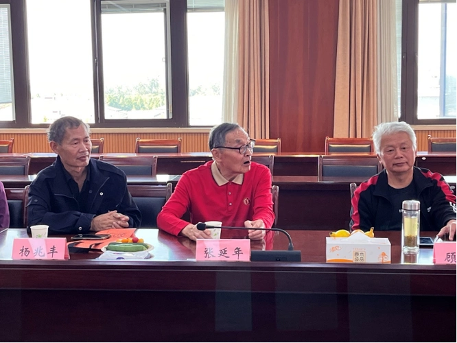 学校召开离退休教职工重阳节慰问座谈会