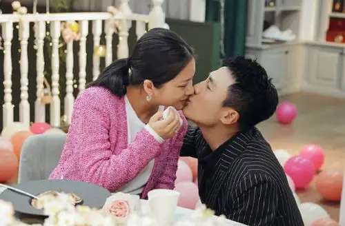 杜淳单膝跪地给老婆戴钻戒甜蜜满分