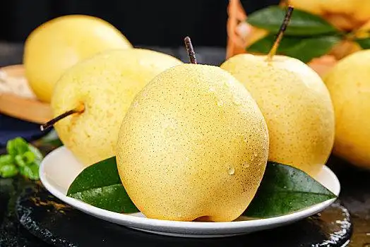 黑底上放着雪梨