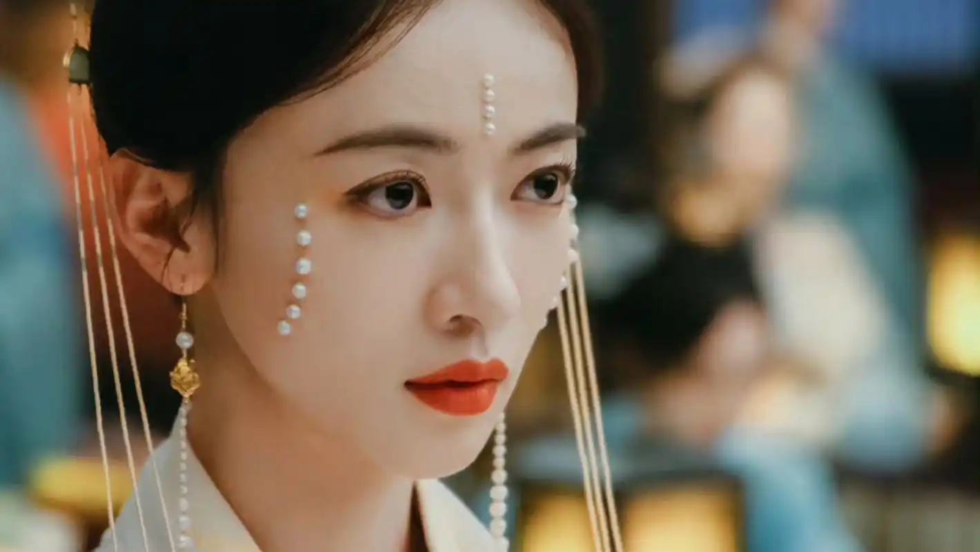 动态连更挑战# #吴谨言古装统治区# 墨雨云间热播,吴谨言珍珠造型很