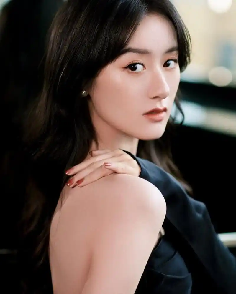 袁冰妍身穿黑色抹胸裸背礼服,性感优雅!