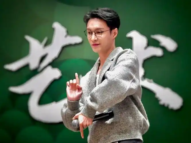 图片张艺兴的小手势