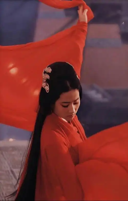 刘亦菲《铜雀台》灵雎,红衣如血白衣似雪,楚楚可人却藏硬骨