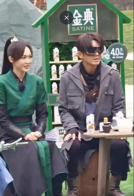 唐嫣钟汉良再度同框,两个合影非常拘谨,哪看得出当年演情侣样子