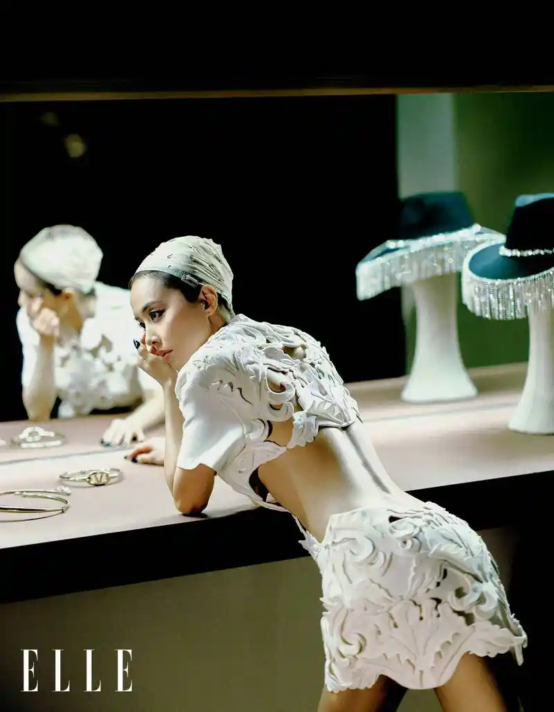 44岁蔡依林太敢穿,穿硬壳皮质抹胸曲线玲珑,柳腰纤细身材太突出