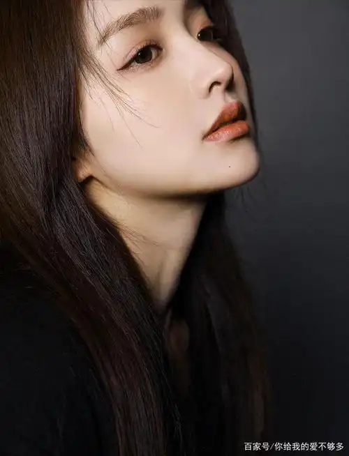 侧脸绝美的气质女神