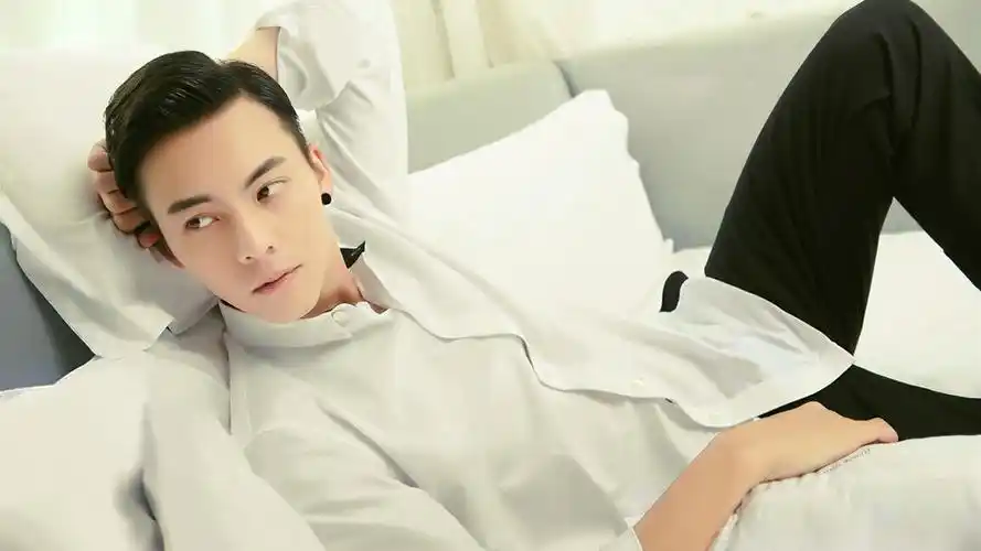 陈伟霆居家写真桌面壁纸