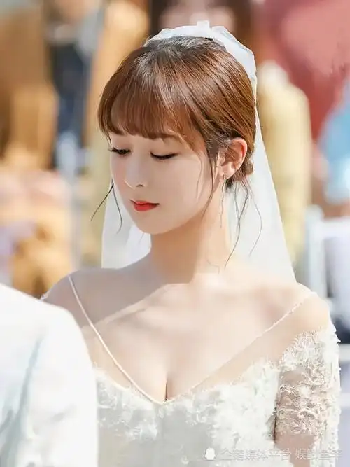 杨紫这是要结婚了么身穿婚纱似少女让人想拍彩虹屁