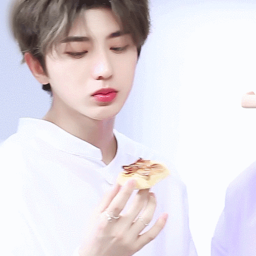 长相干净的初恋脸#蔡徐坤标准初恋脸,干净帅气,笑容治愈这是令多少人