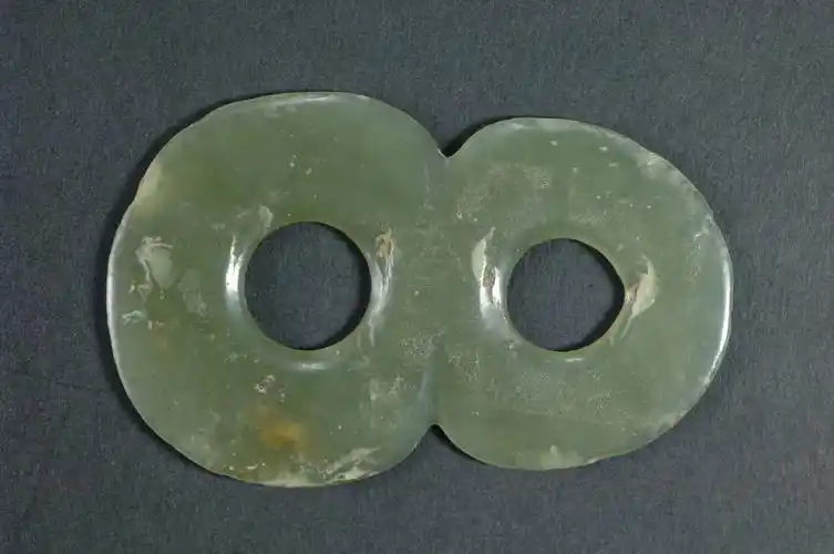 赤峰市博物馆. 藏「红山文化玉器」