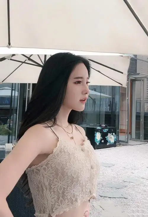 潘南奎抱怨宅家变胖,穿吊带配短裙优雅性感,小蛮腰不像身材走形