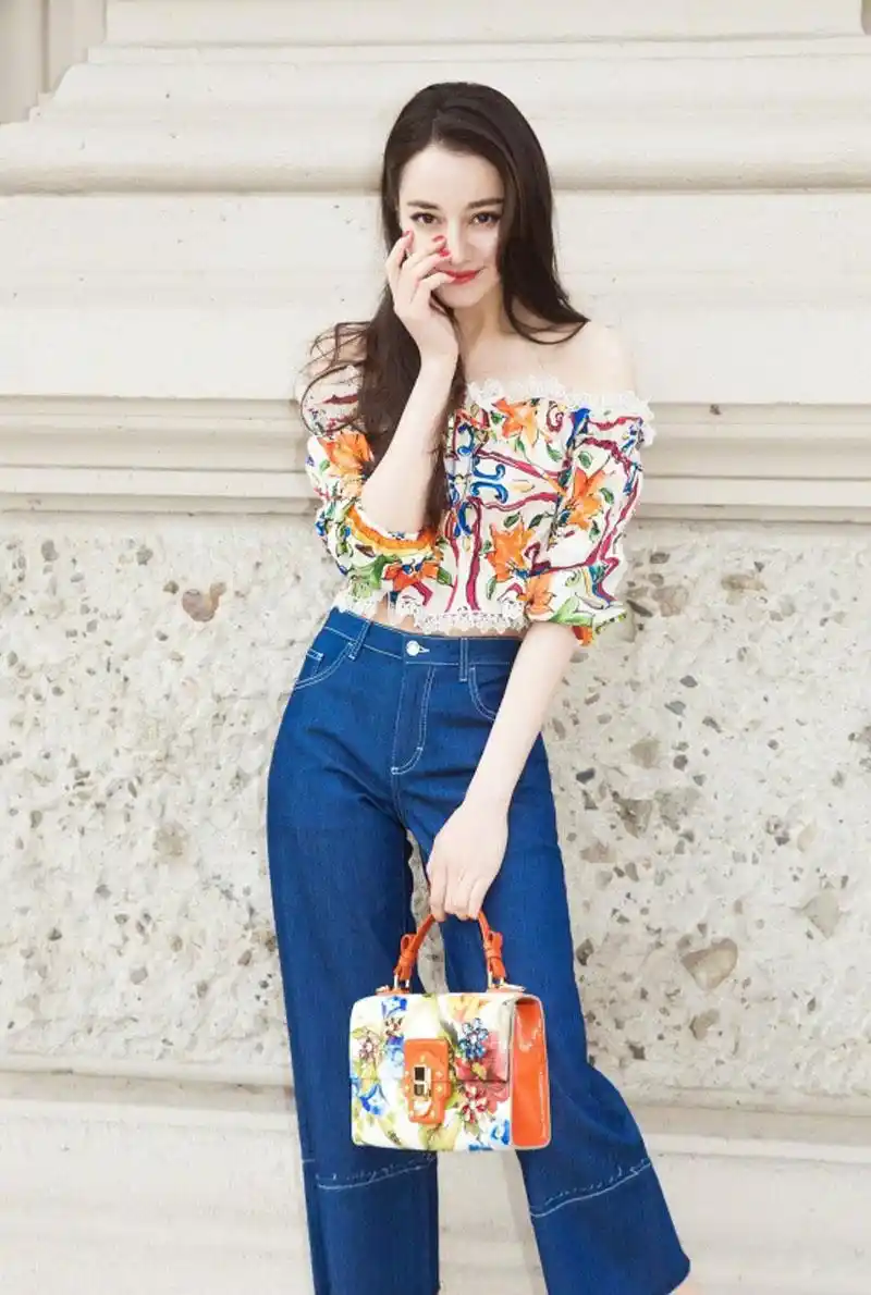 迪丽热巴性感露肩米兰街拍