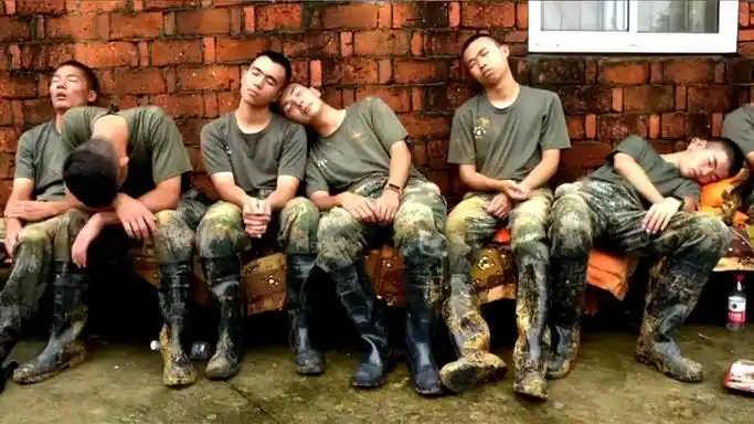 抗洪雨靴哥哥睡觉