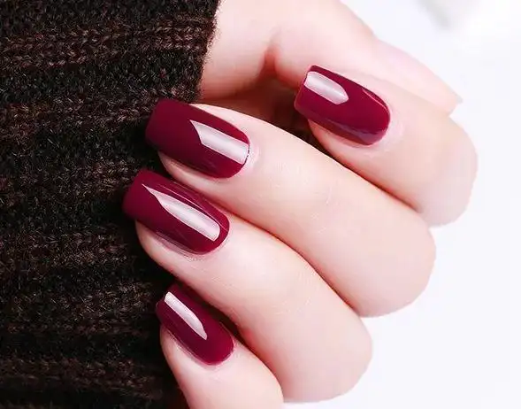 对于手偏黑的人,美甲选色的关键是衬托肤色的健康!