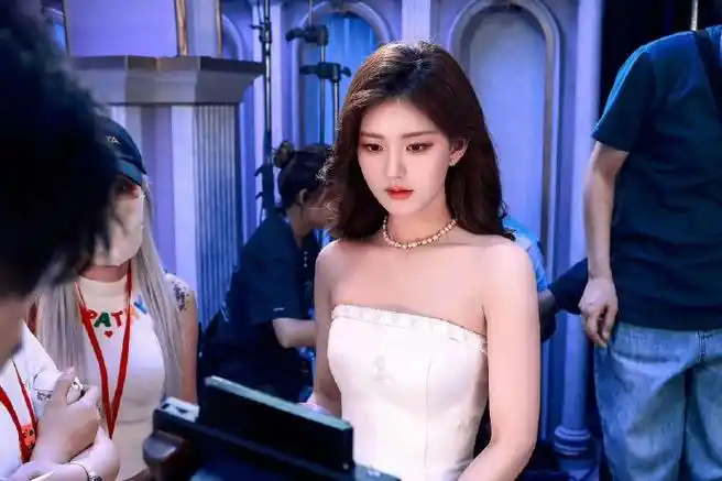 赵露思超话|#赵露思25岁一露生花#小跟班94更新梦幻芭蕾rosy94