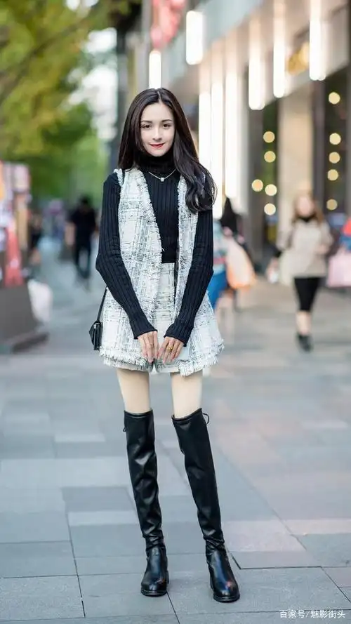 一双时尚洋气的过膝高筒靴,搭配款式新颖的冬装,不仅打造了大长腿,还