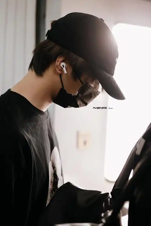 刘耀文戴鸭舌帽##刘耀文全黑造型好酷