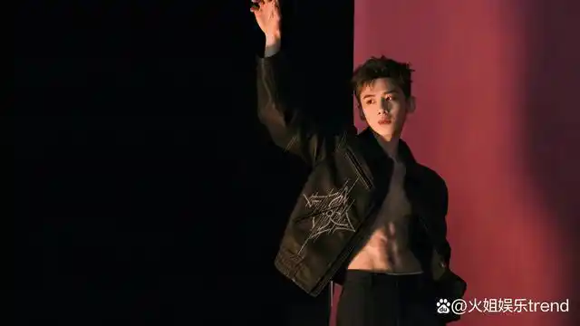 白敬亭29岁生日,拍摄大片8块腹肌身材健美