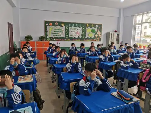 下课了,保持1米间距走出教室.