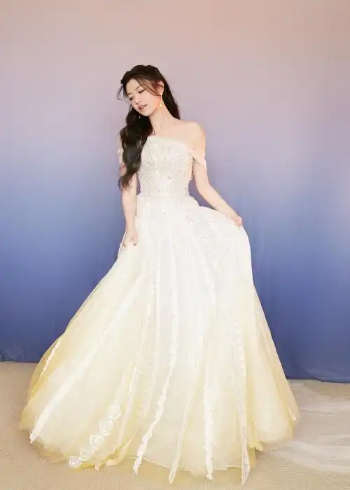 陈妍希身穿一袭白色礼服