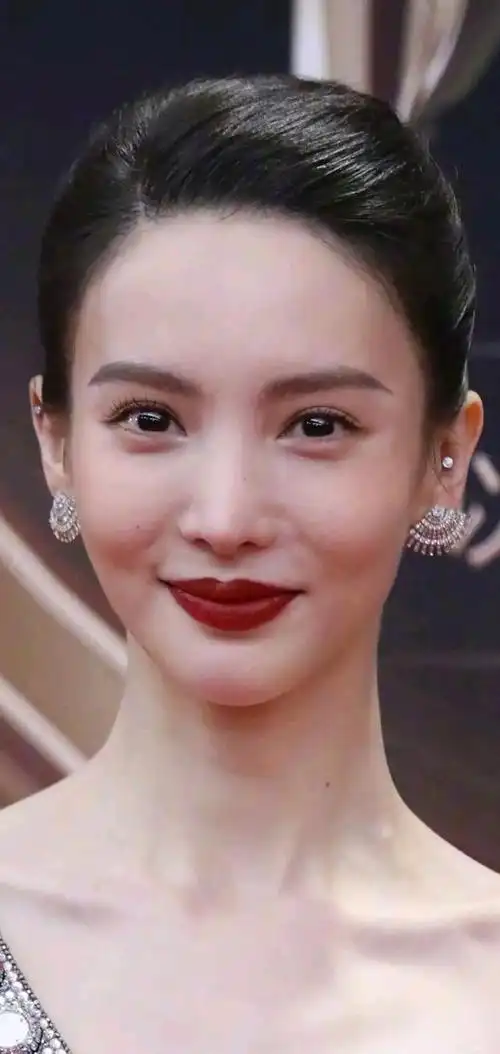 金晨,一个备受瞩目的年轻演员,除了演技,她的嘴巴也是一个焦点