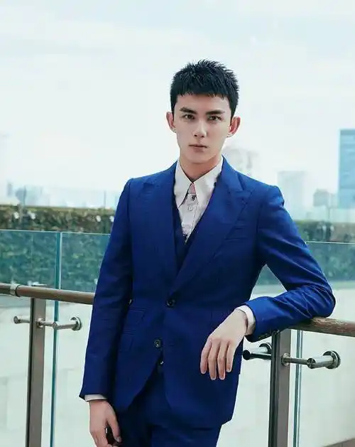 在活动上的话,吴磊自然是要好好打扮一下的,只见吴磊在自己小碎发的