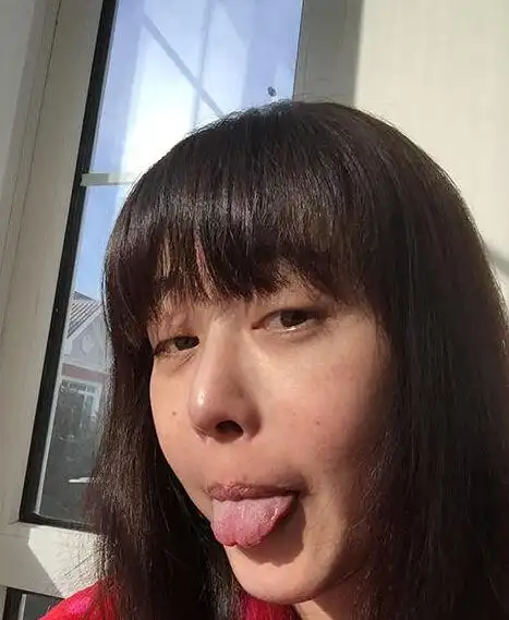 48岁周海媚素颜吐舌扮丑 笑问:还算女神吗
