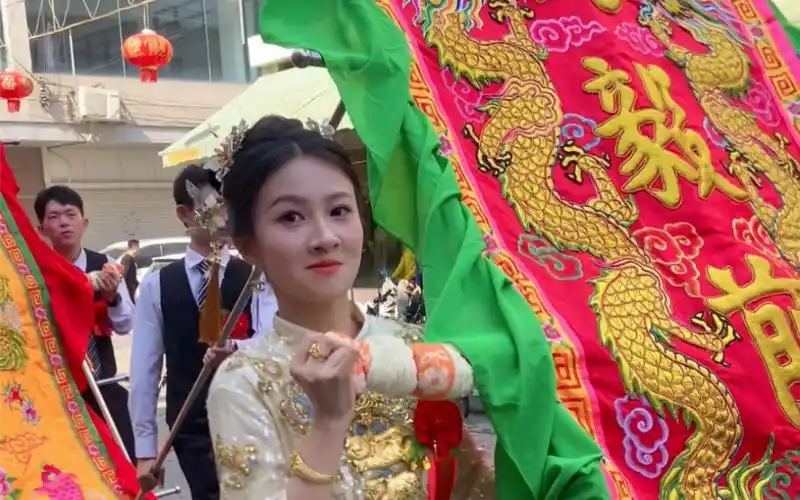 潮汕女孩扛旗潮汕标旗美女#潮汕女孩