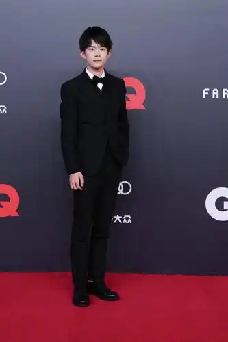 舒淇穿格子西装小秀事业线 挥手甜笑气场足