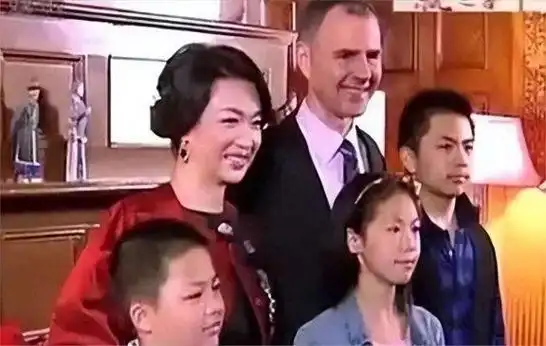 悉心呵护养子!金星20年前领养的三个孩子,现如今这么样了