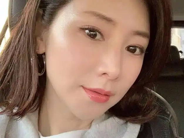 40岁安以轩怀二胎从水肿脸到瓜子脸确定只用了刮痧板没动刀