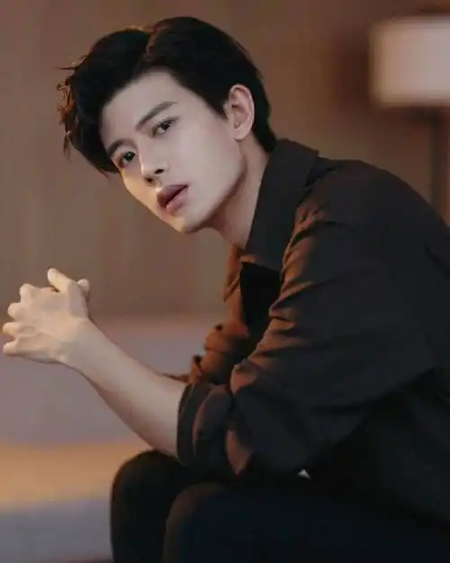 任嘉伦卷入出轨风波中对方身份及照片疑被扒出颜值不输明星