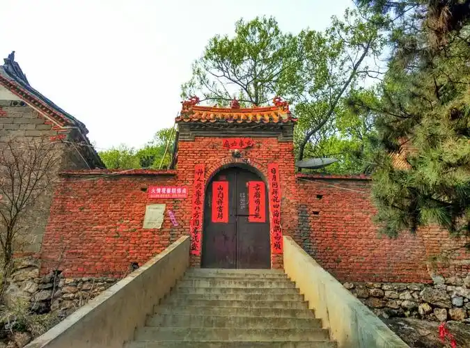 5千米,面积3.7平方千米.主峰海拔438米,峰陡峦翠,素有"鹿鸣耸翠"之誉.