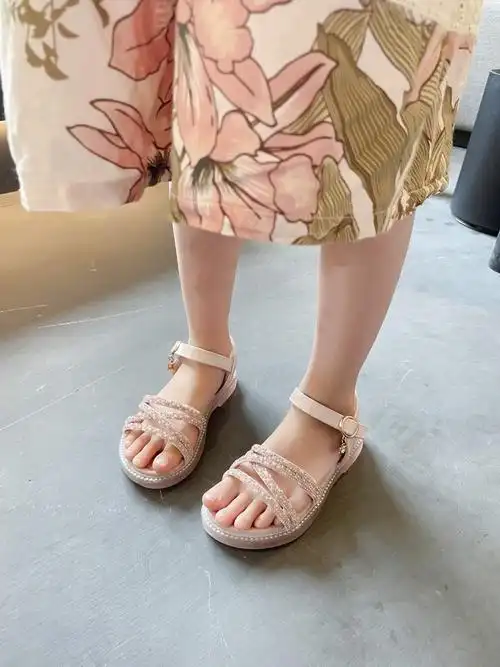 凉鞋女生小孩子的凉鞋小学生女童公主可爱水钻小女孩夏季穿的气质款