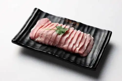 美食 正文 "黄金六两"松板肉,经呷哺呷哺优选, 成为涮锅佳品.